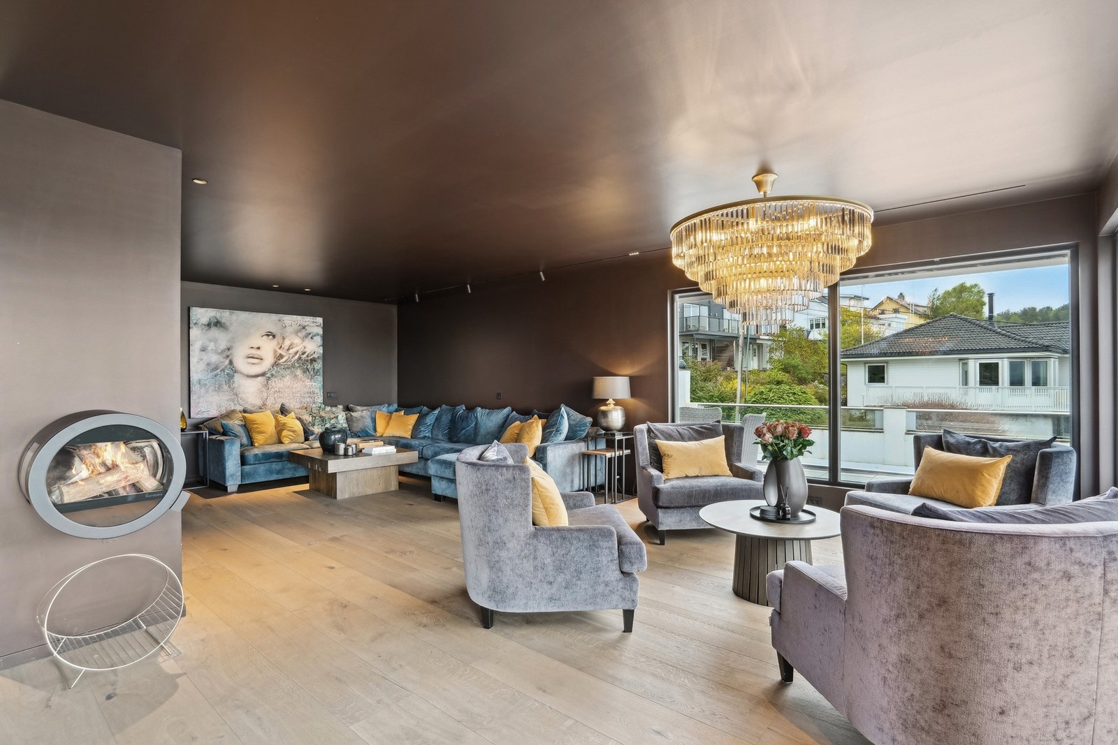 Vi går inn igjen. Med eksklusive materialvalg, nydelig belysning og en gjennomført fargepalett oser dette rommet av sofistikert eleganse. Galleribilde