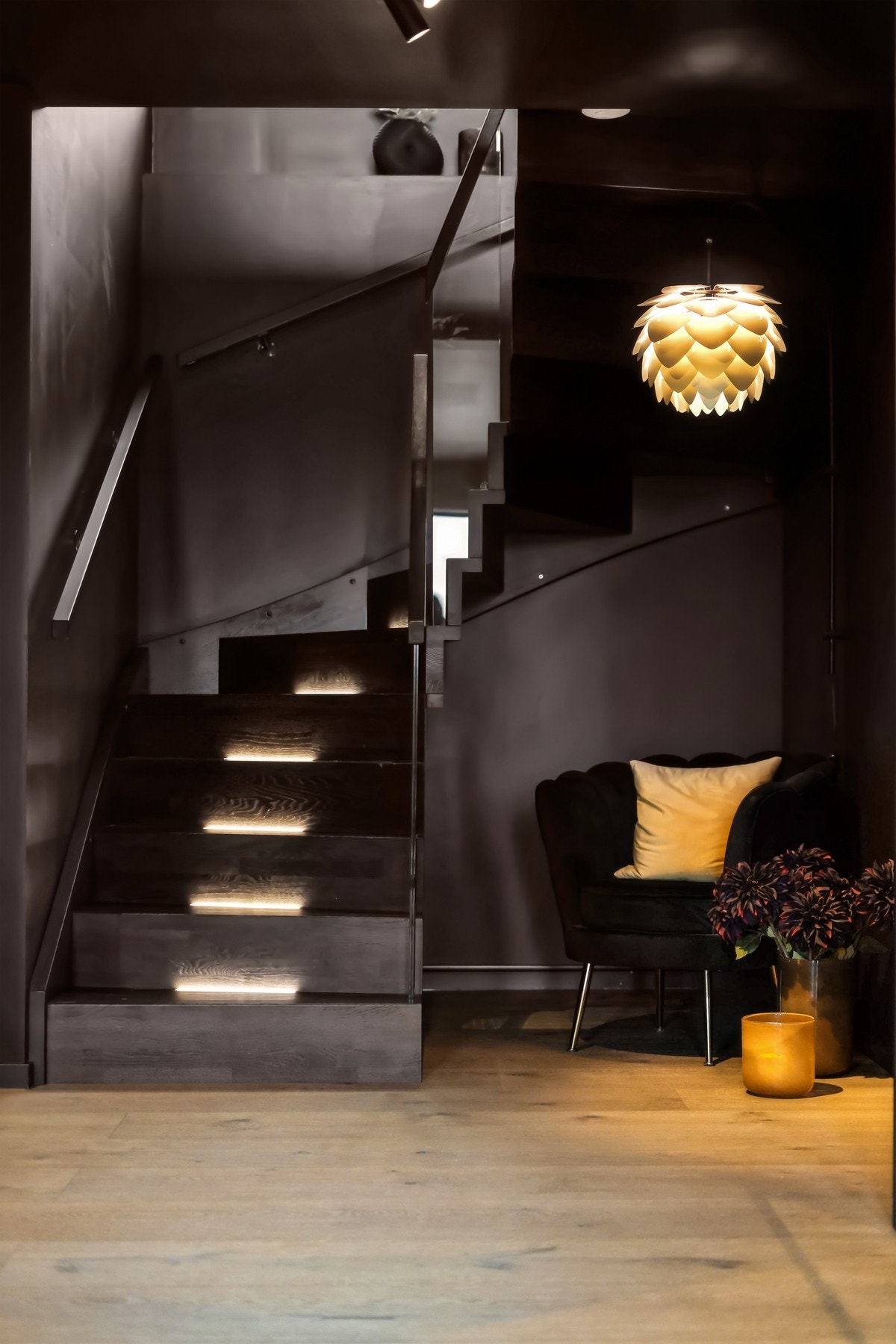 Opp til 2. etasje er det en stilig trapp fra Escalia, med glassrekkverk, sort finish og led-belysning på trinnene. Galleribilde