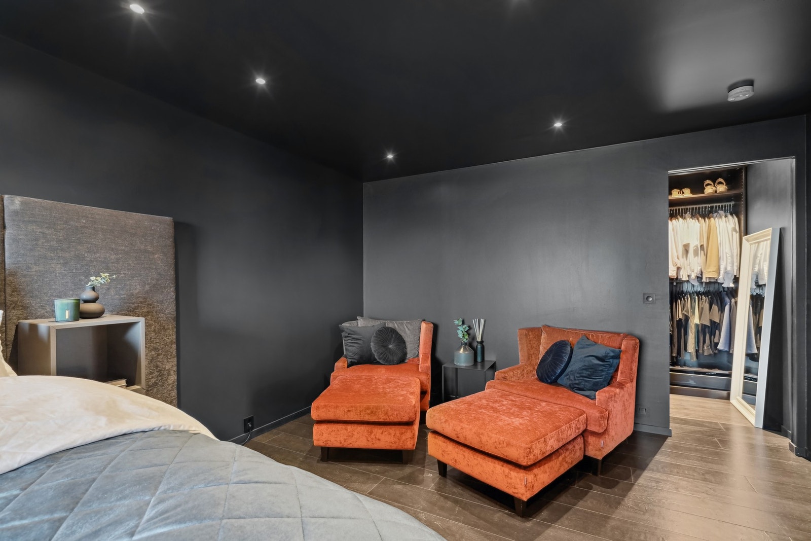 Layouten er gjennomtenkt, med god plass til sittegruppe, stor dobbeltseng og tilhørende nattbord. Galleribilde