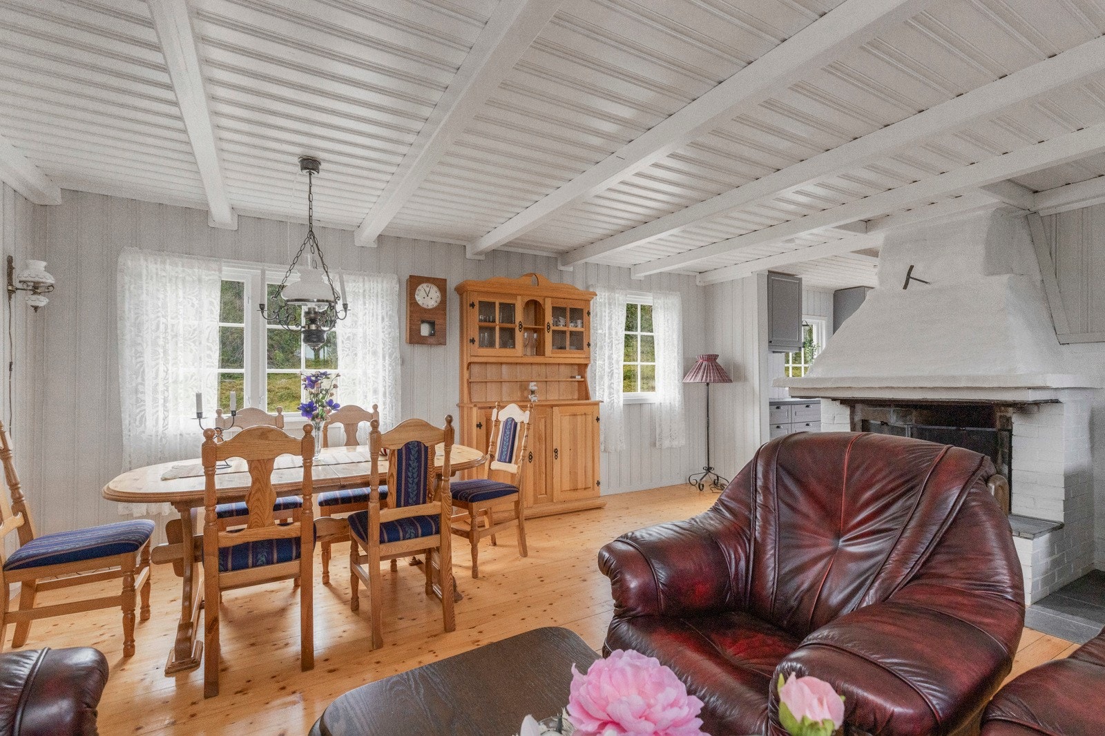 Møbler følger med salget Galleribilde