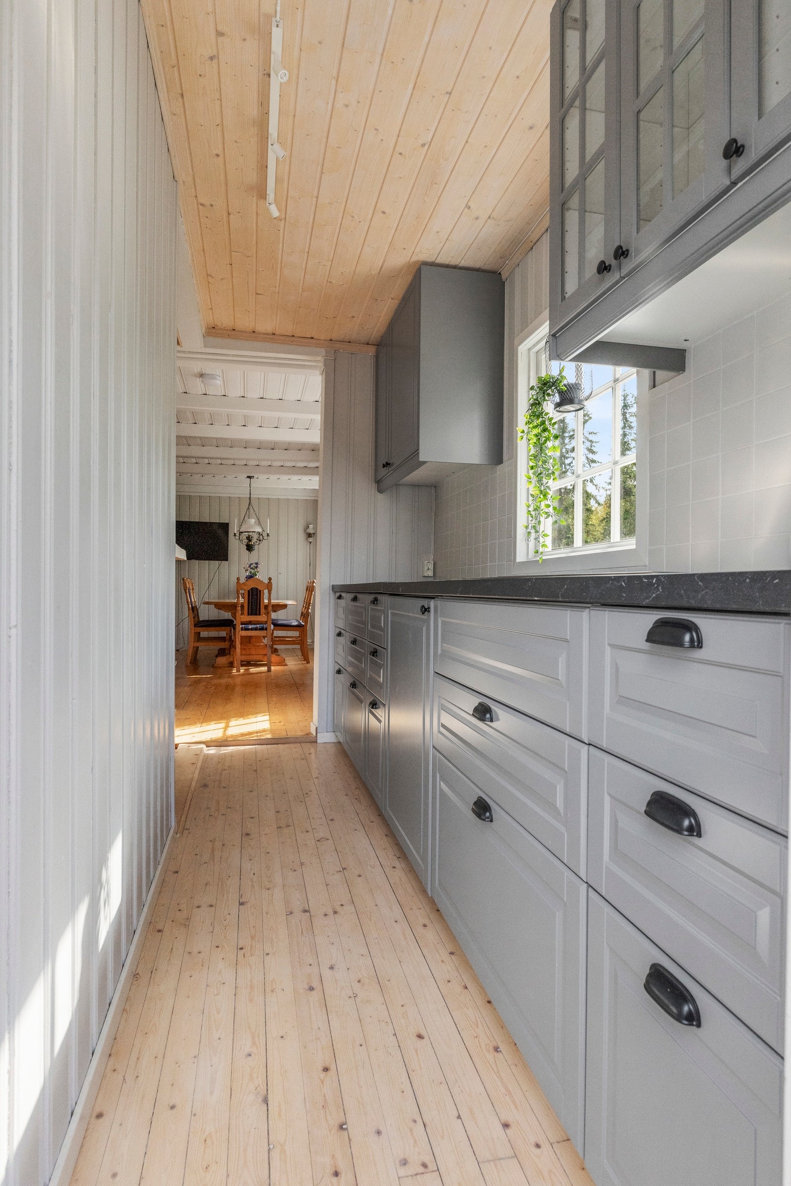Kjøkken ble oppgradert i 2021 med ny innredning fra IKEA hvor det er malte fronter og laminat benkeplate Galleribilde