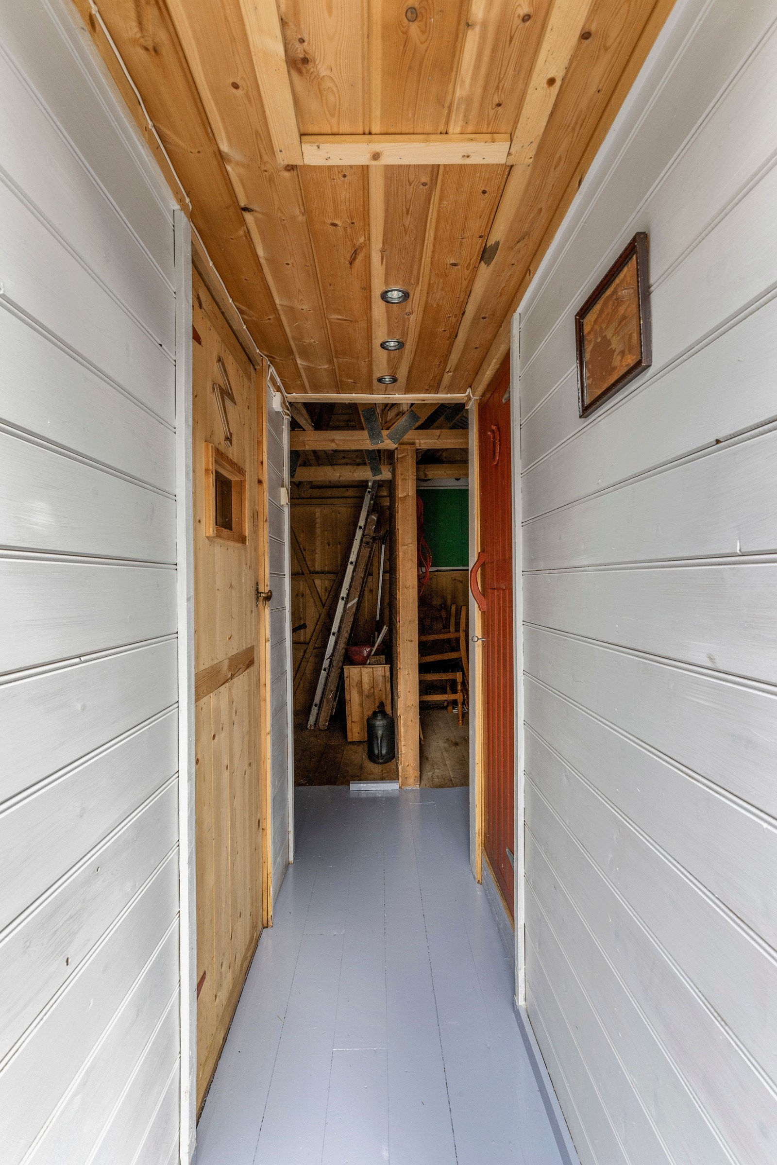 Uthuset består av utedo, bod/vedbod og et eget rom for aggregat Galleribilde