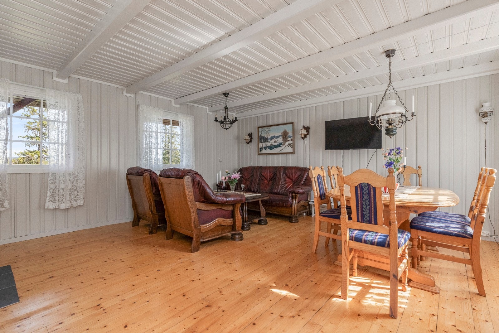 Romslig stue og spisetue med god plass til sofagruppe og spisegruppe Galleribilde