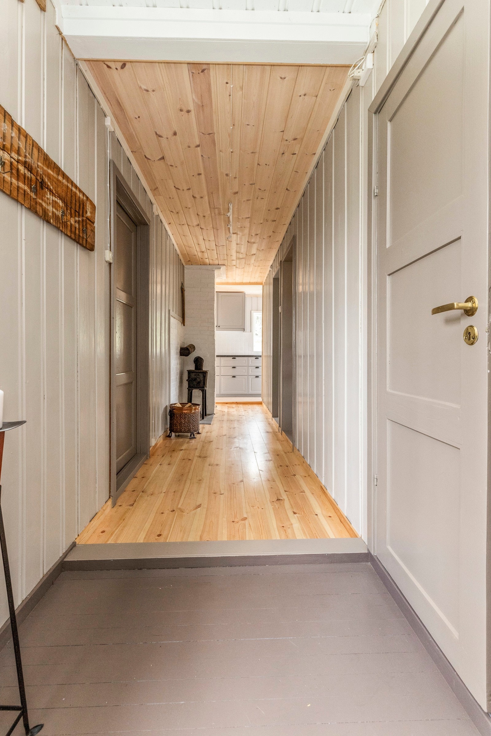 Hytta holder en enkel standard uten innlagt strøm, vann eller avløp. Strøm til lys og noe forbruk fra aggregat Galleribilde