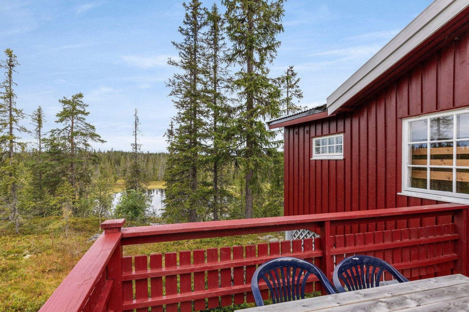 Hytta ligger nord-vendt på en høydekurve, og har idyllisk utsikt og gode solforhold Galleribilde