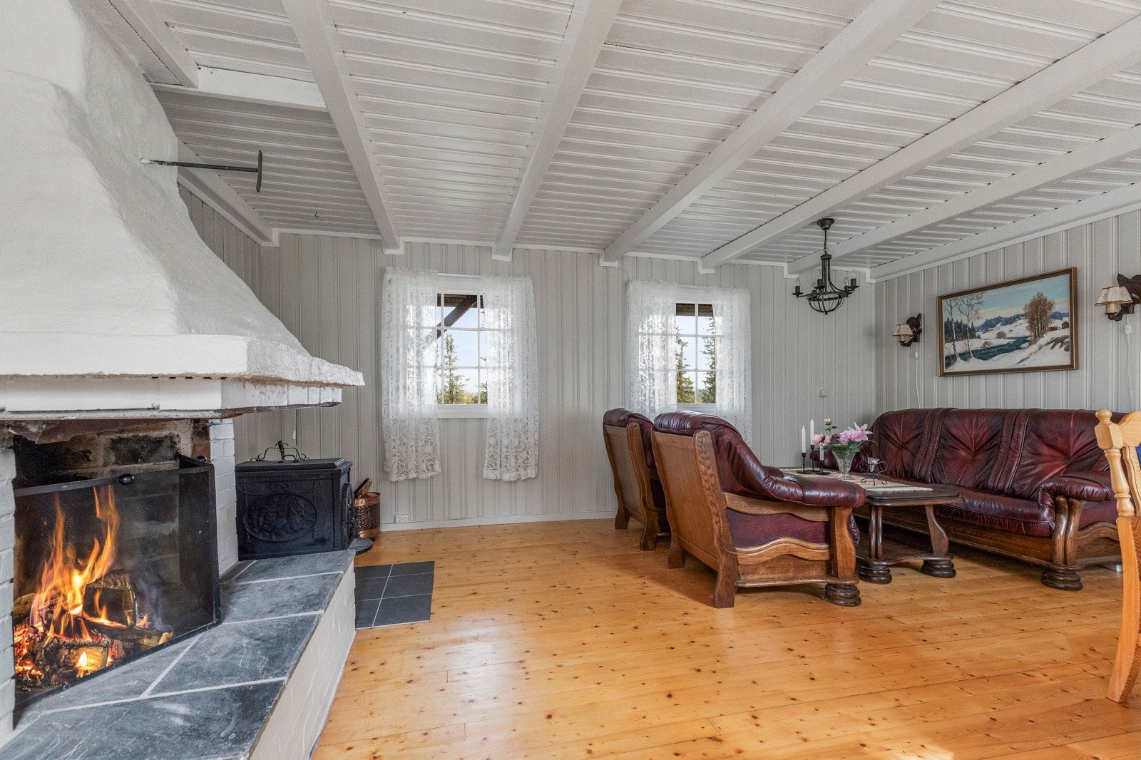 De flere vindusflatene gir en god romfølelse Galleribilde