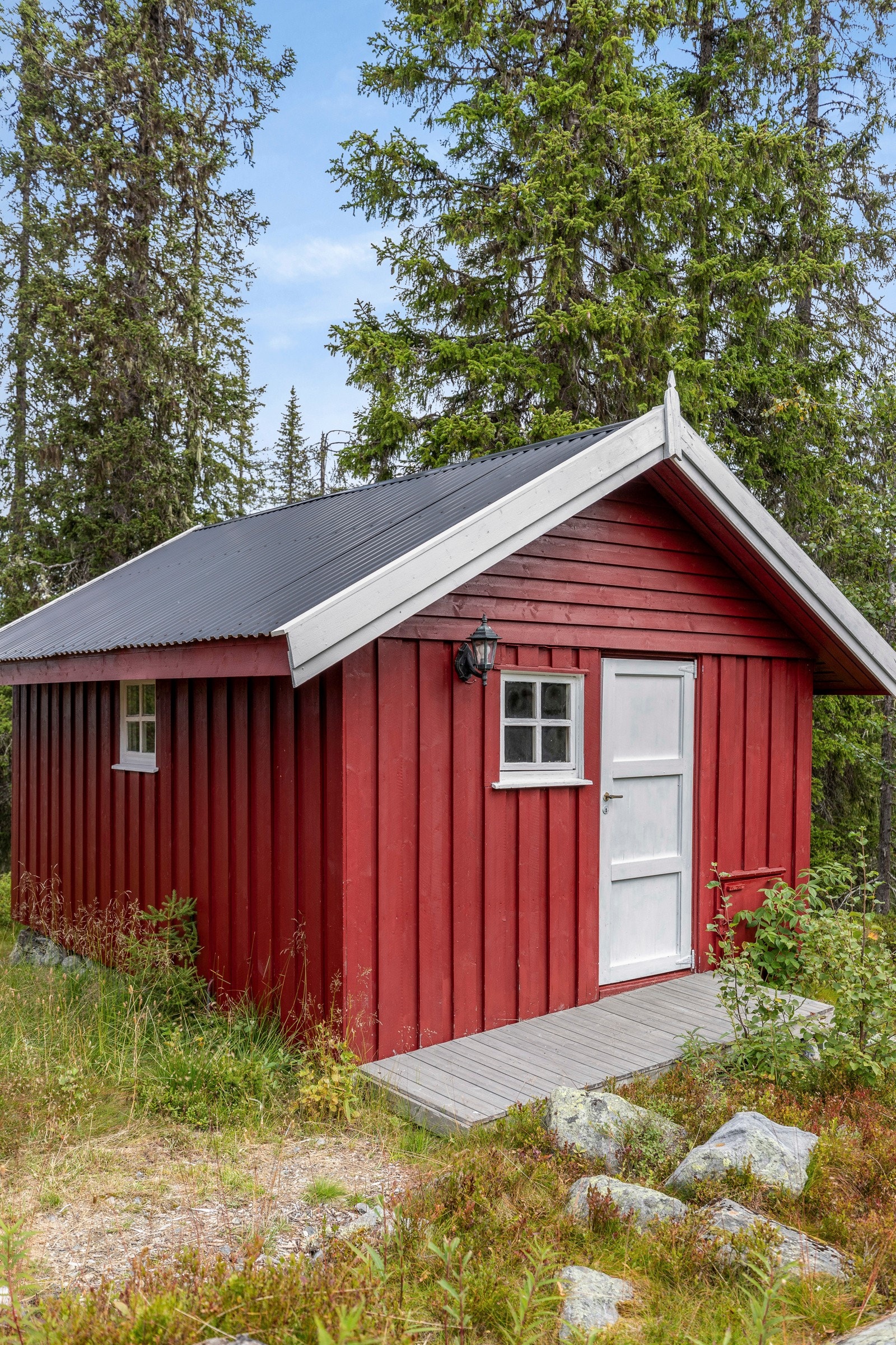 Uthuset står ved siden av hytta og er oppført i samme stil som hytta Galleribilde
