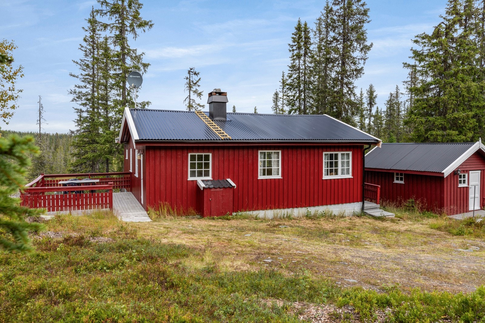 Hytta holder en enkel standard uten innlagt strøm, vann eller avløp. Strøm til lys og noe forbruk fra aggregat Galleribilde