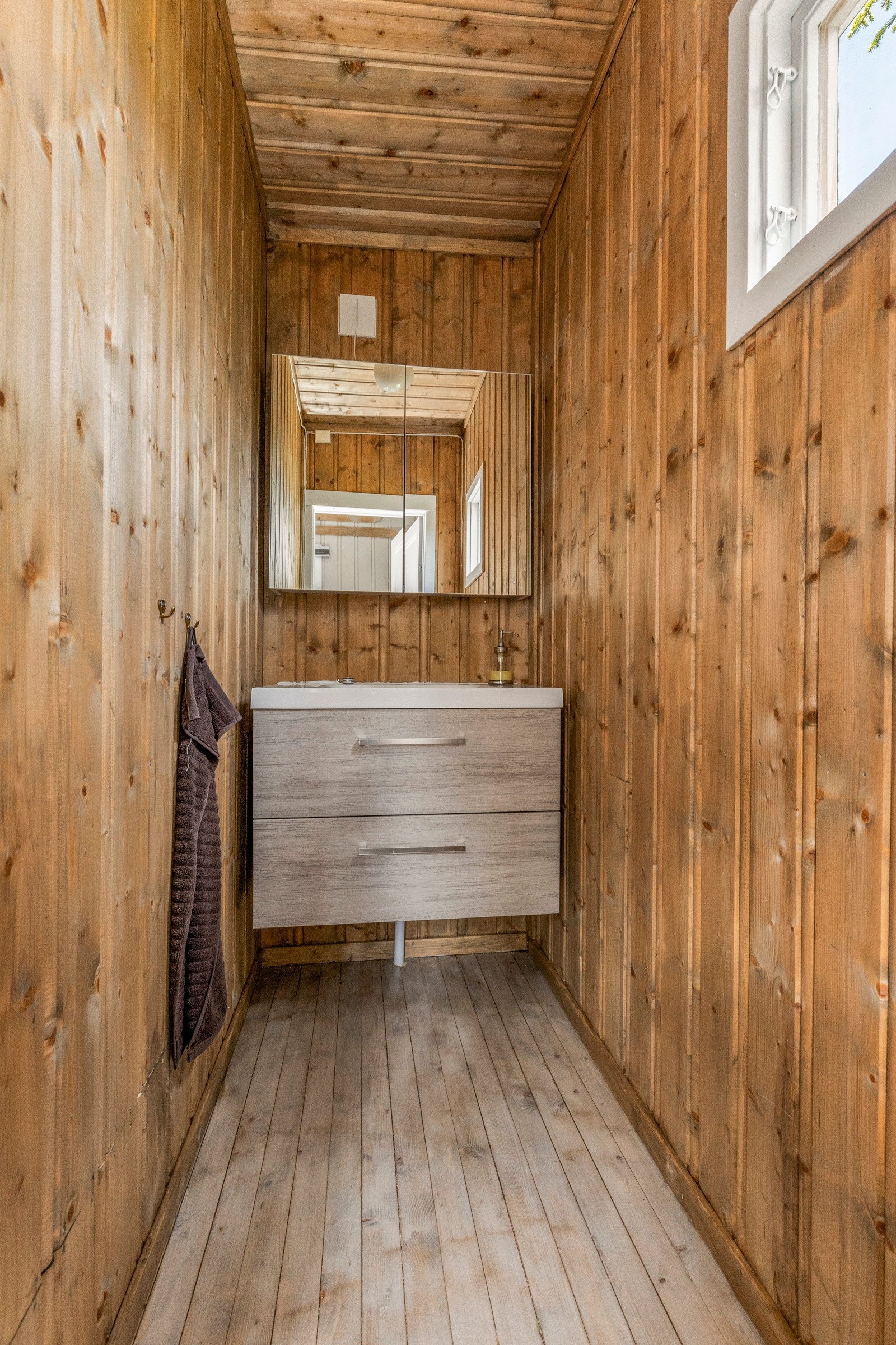 Tidligere bod ble i 2020 endret til rom med vask. Rommet inneholder servant med skuffer og speilskap Galleribilde