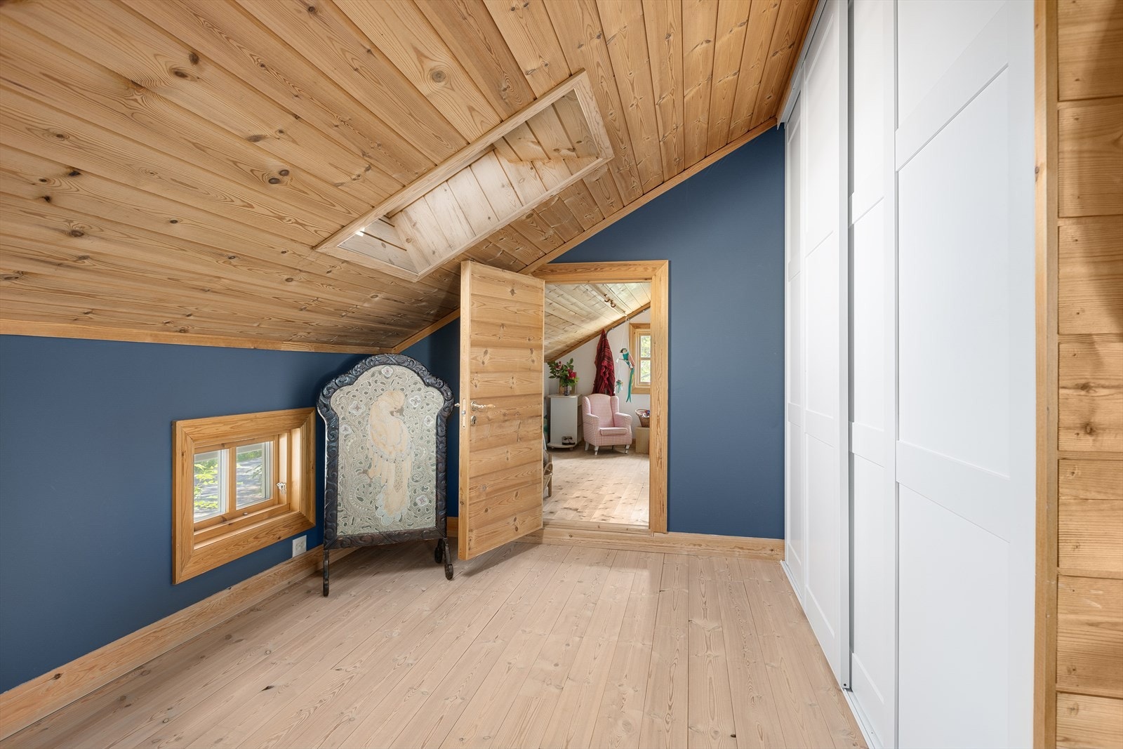 Godt med oppbevaringsplass i innebygd skapløsning og i tilstøtende rom Galleribilde