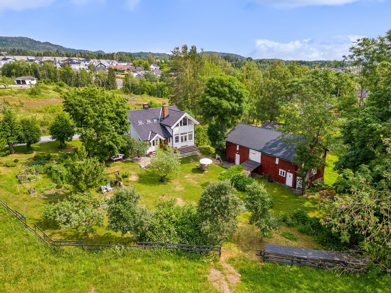 Pent opparbeidet med prydbusker, stauder, frukttrær, grønnsaksbed og flere hyggelige sitteplasser i ulike himmelretninger. Galleribilde
