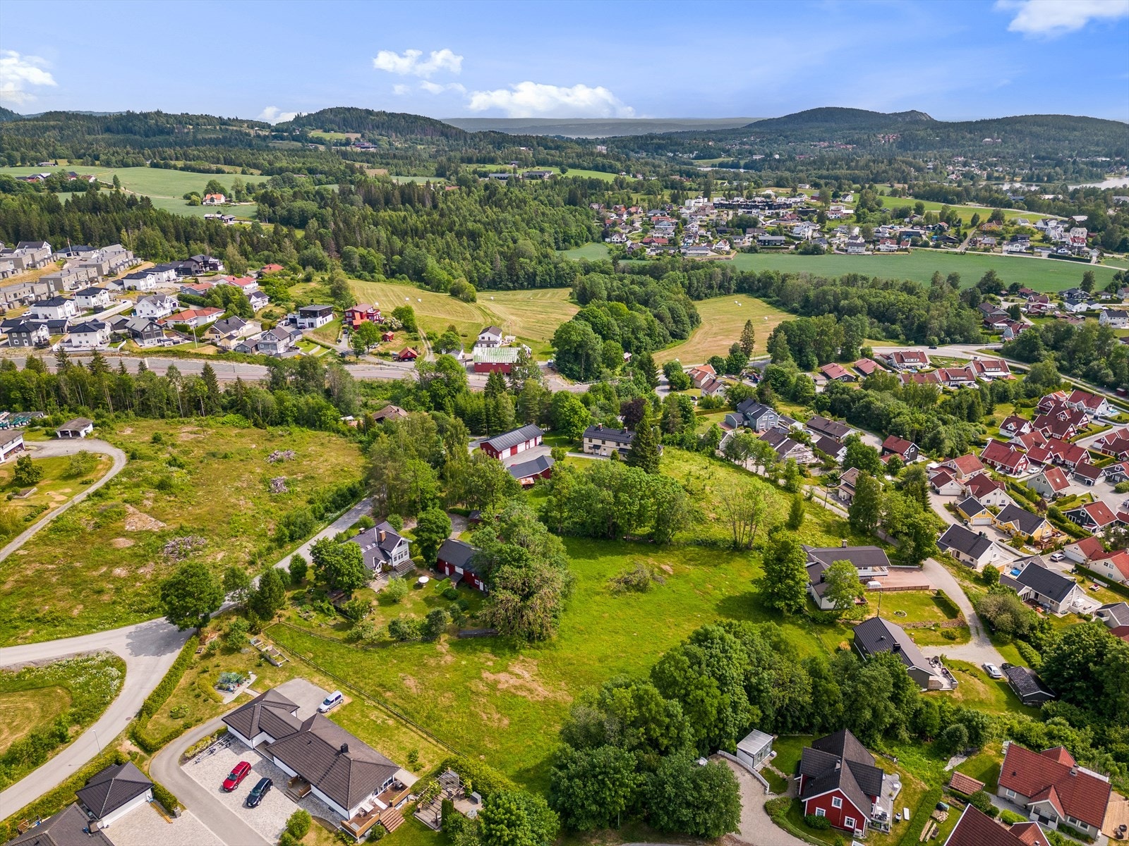 Her bor man idyllisk til i landlige omgivelser, men likevel sentralt midt i boligfeltet på Lierskogen. Galleribilde