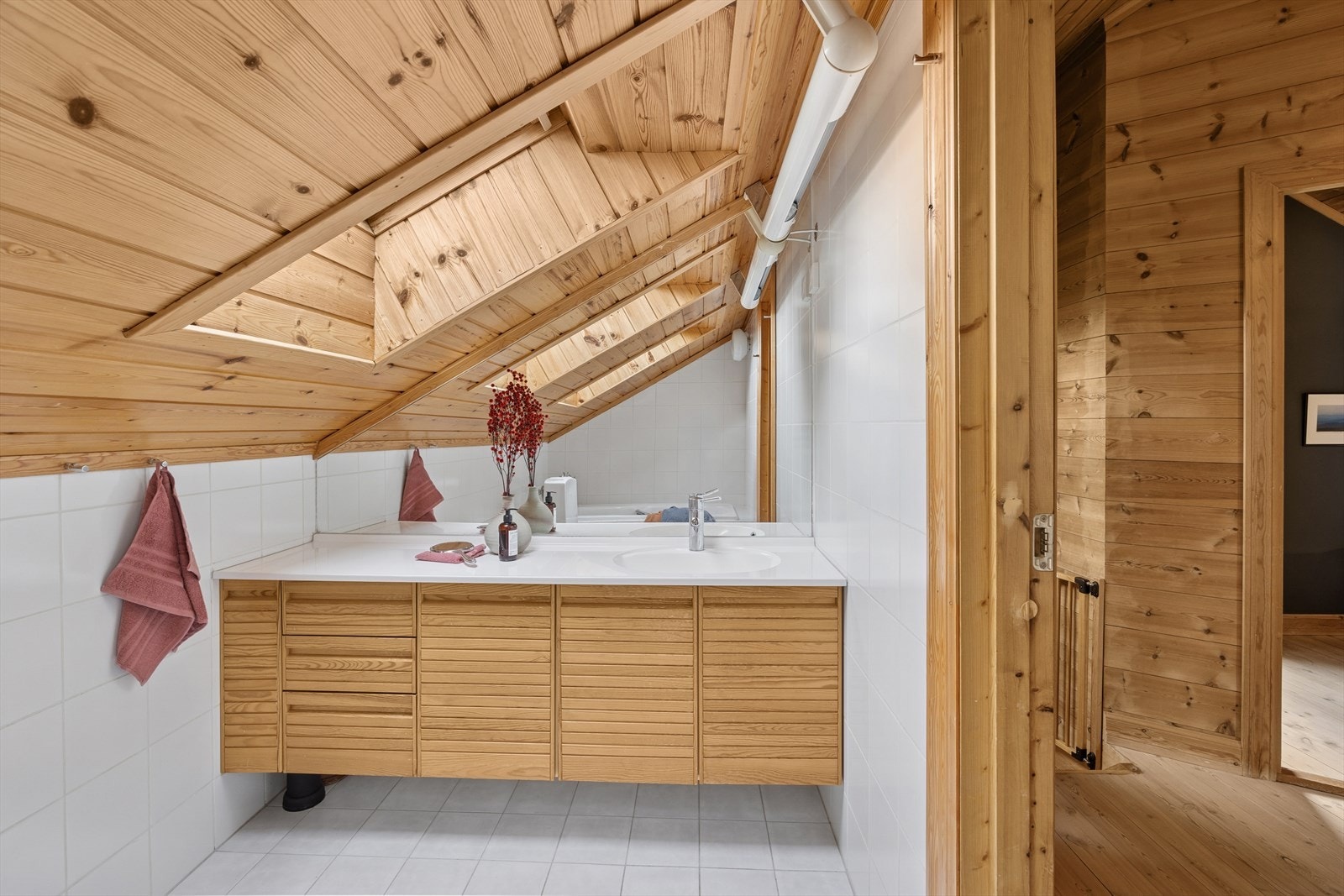 Gulvet ble pusset opp i 2004 med nye varmekabler og tettesjikt. Klosettet er fra 2010, øvrige elementer fra byggeår. Galleribilde