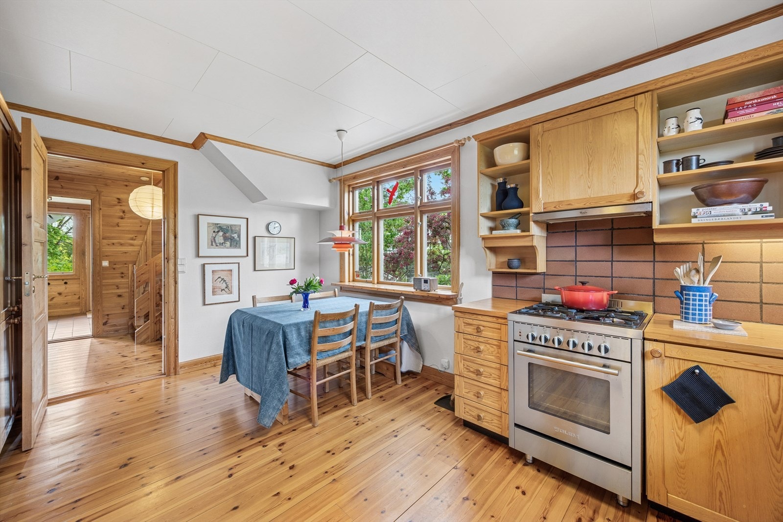 Kjøkkenet er adskilt og romslig, med plass til spisebord ved vinduene. Galleribilde