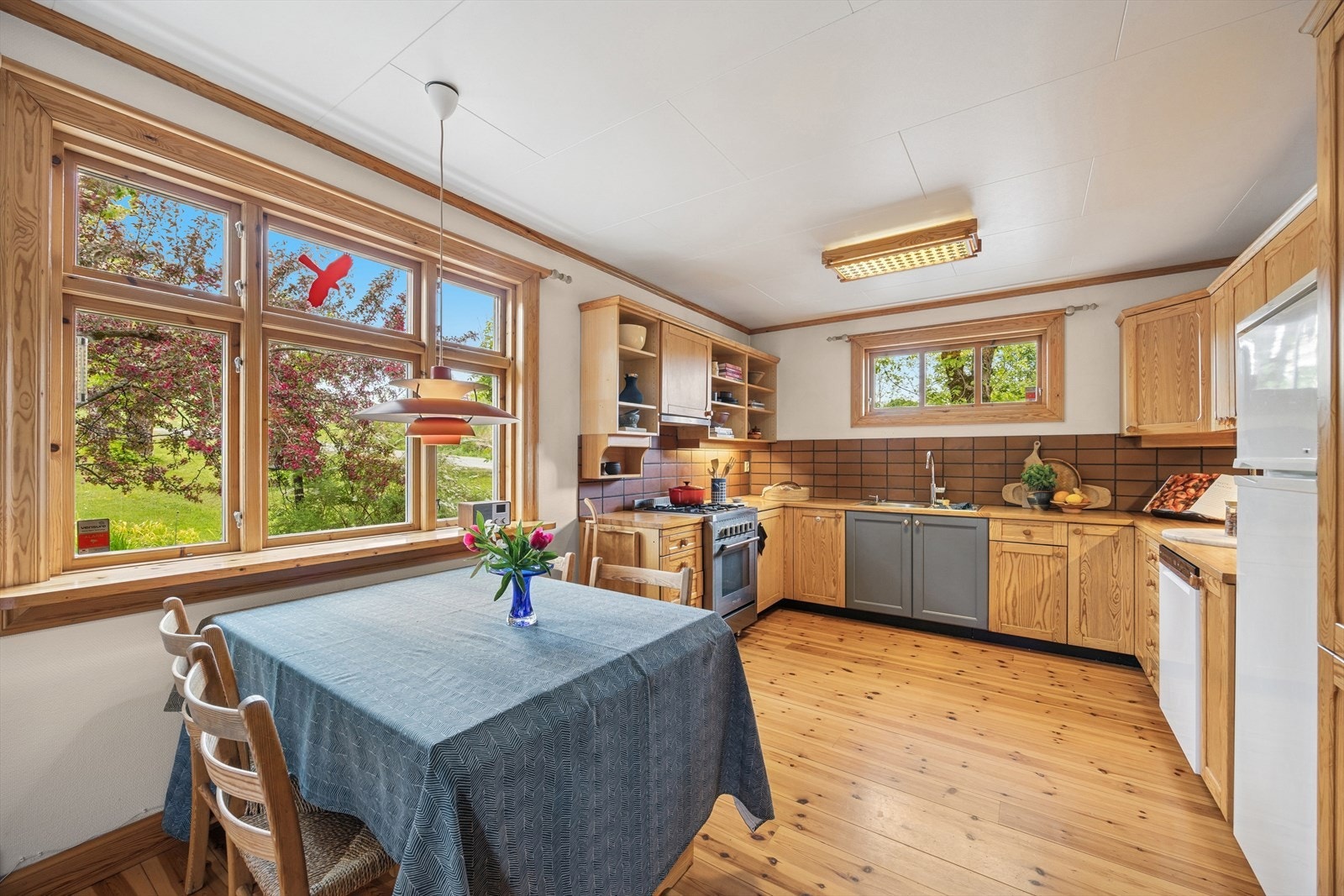 Innredningen er fra Huseby og består av profilerte fronter, heltre benkeplate, dobbel vask og fliser over benk. Galleribilde