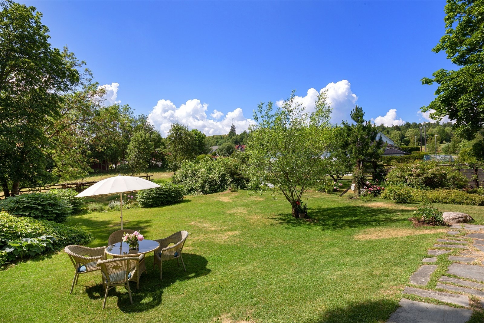 Eiendommen er dels opparbeidet med frodig hage, og store deler overflatedyrka jord Galleribilde