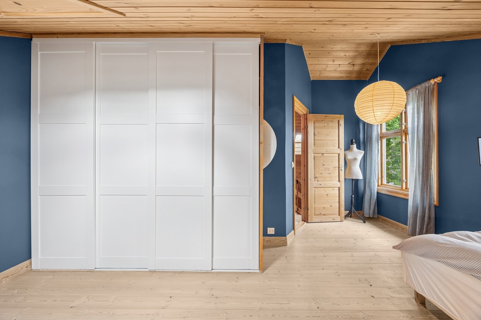 Soverom 3 er av god størrelse med skyvedørsgarderobe. Galleribilde