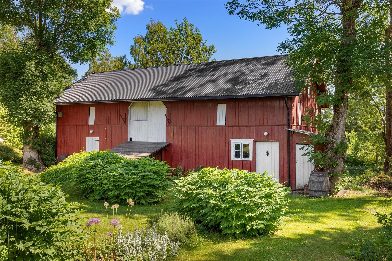 På eiendommen står også en låve som en del av den helhetlige utformingen. Her er det mange muligheter! Galleribilde