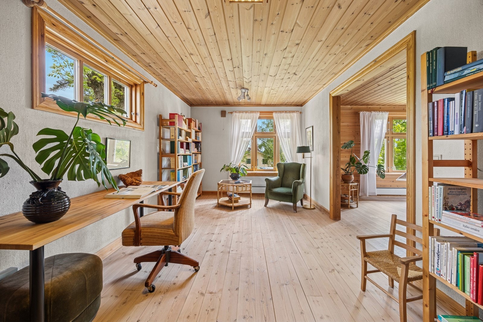 Et rolig rom som passer ypperlig som hjemmekontor, leseplass eller TV-stue Galleribilde