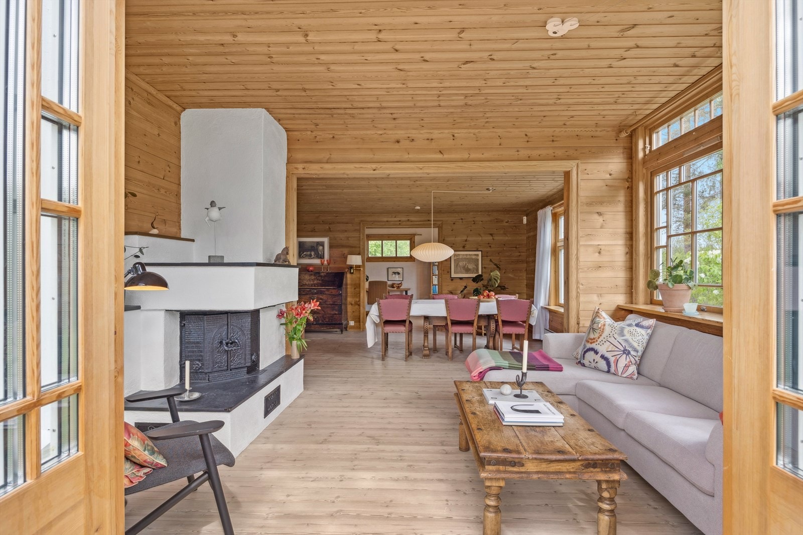 Det er god plass til både langbord, sofagruppe og leseplass Galleribilde