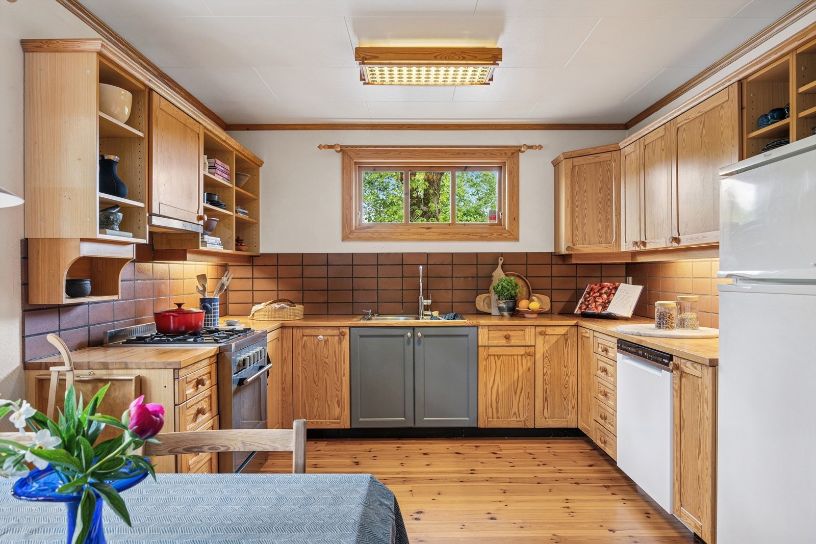 Det er opplegg for oppvaskmaskin og plass til frittstående hvitevarer. Galleribilde