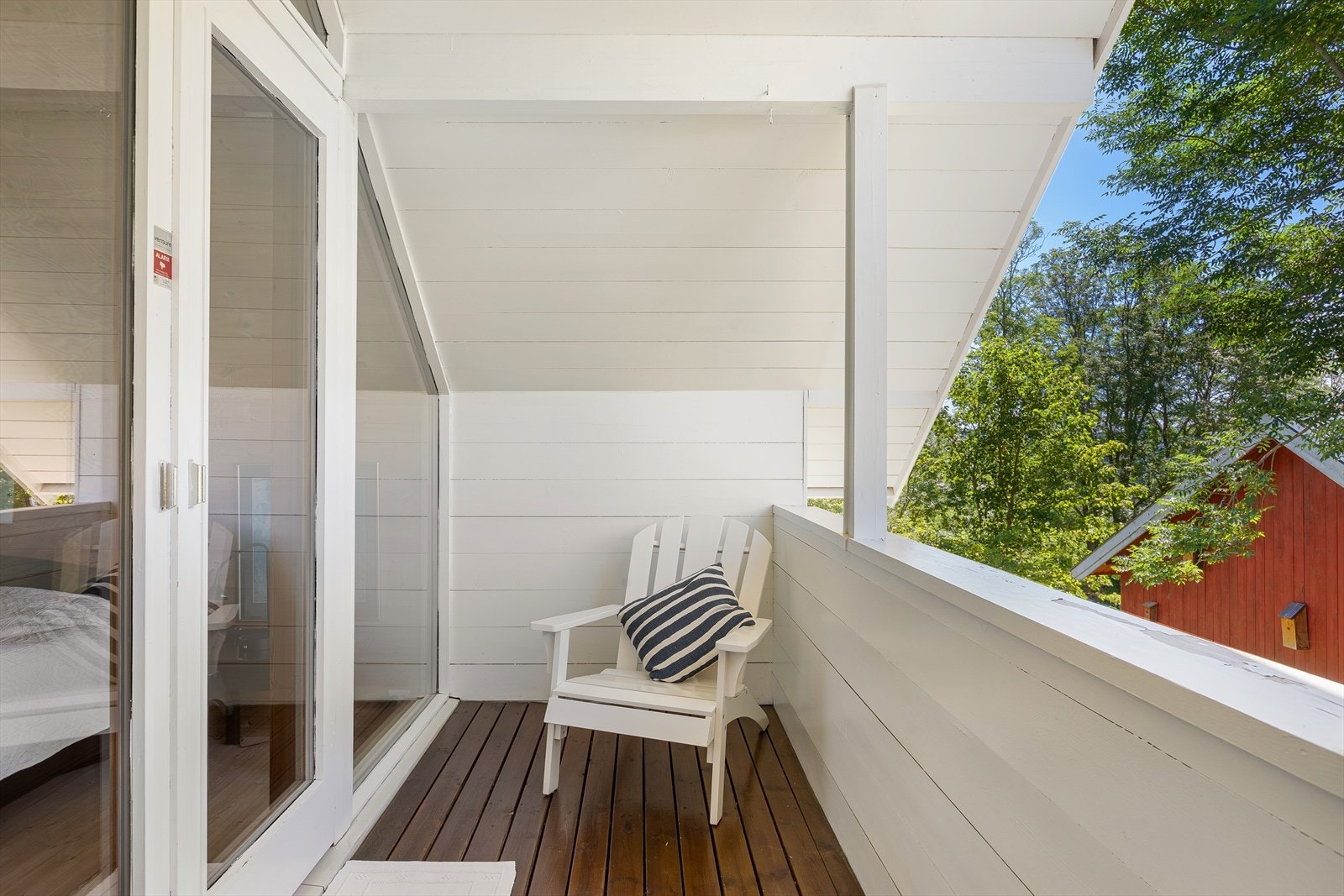 Utgang fra hovedsoverommet til en sydvestvendt overbygget veranda på ca. 6 m². Galleribilde