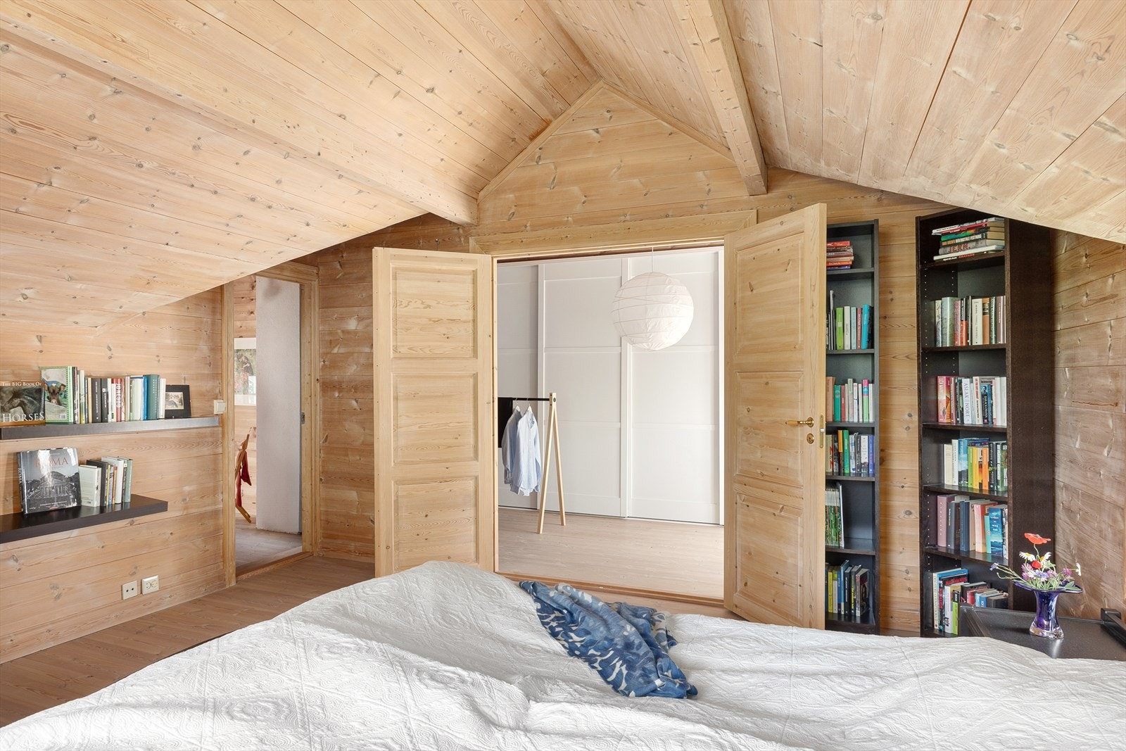 Hovedsoverommet har i dag tilknytning til garderoberom (tidligere soverom) Galleribilde