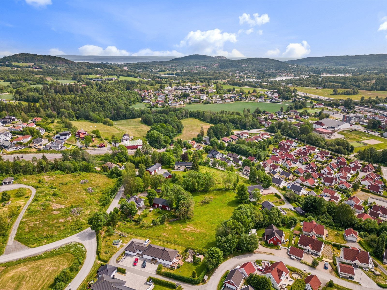Boligen har en attraktiv plassering med naturskjønne omgivelser og umiddelbar nærhet til marka, turstier og preparerte skiløyper vinterstid. Galleribilde