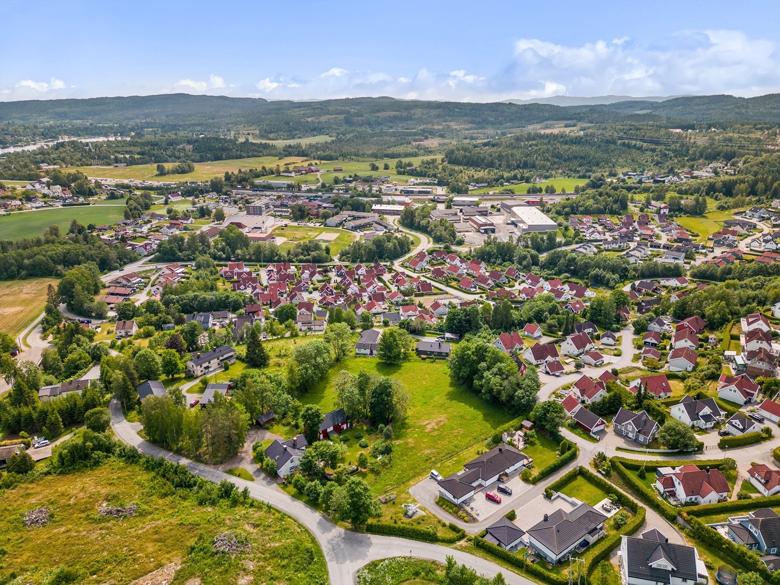 Barnefamilier vil sette pris på den korte avstanden til Heia barneskole og flere barnehager, samt gode skole- og fritidstilbud i nærområdet. Galleribilde