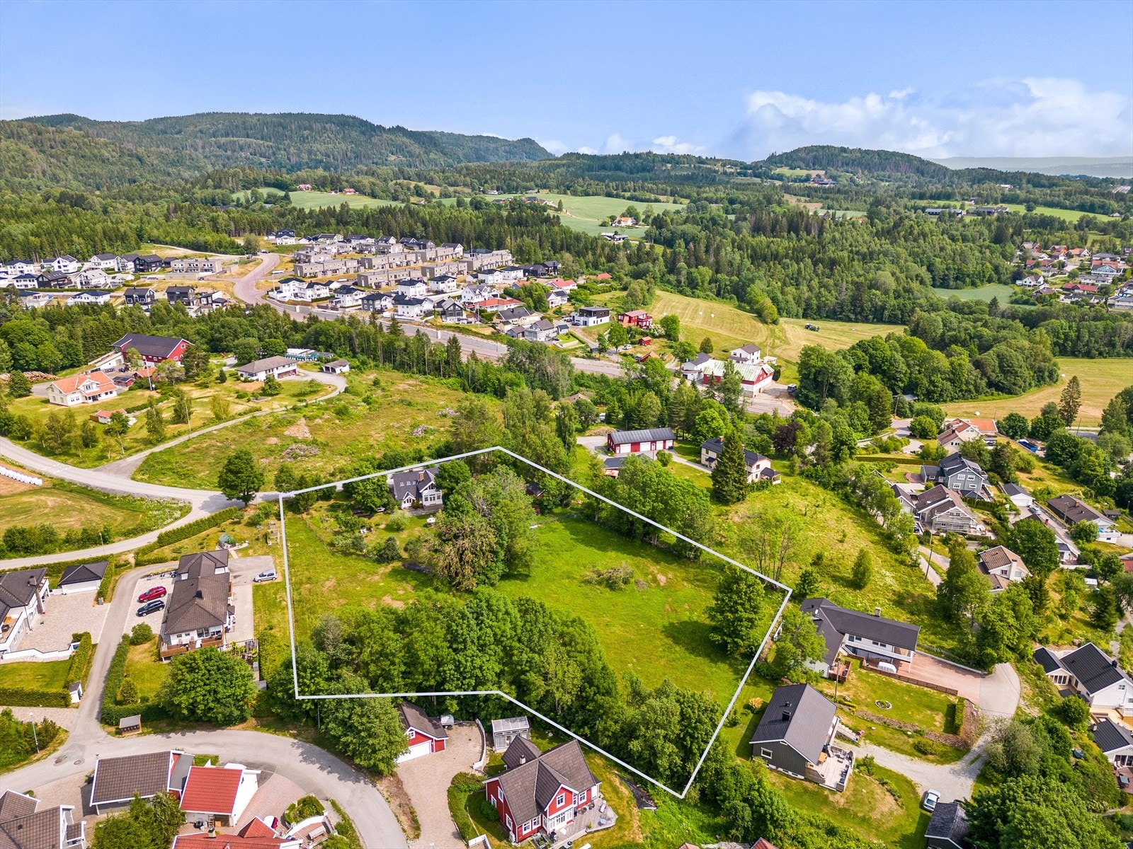 Eiendommen har en eiet tomt på hele 7 749 m² - solrik, romslig Galleribilde