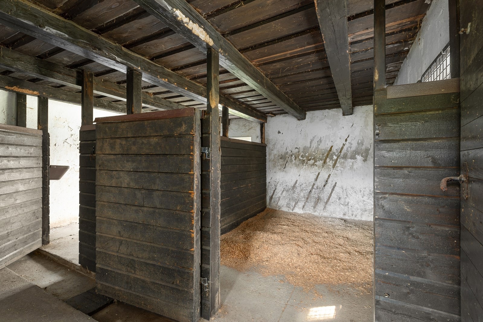 Låven er hovedsakelig lagring, for uten om en del med to bokser for hest. Her er det innlagt vann Galleribilde