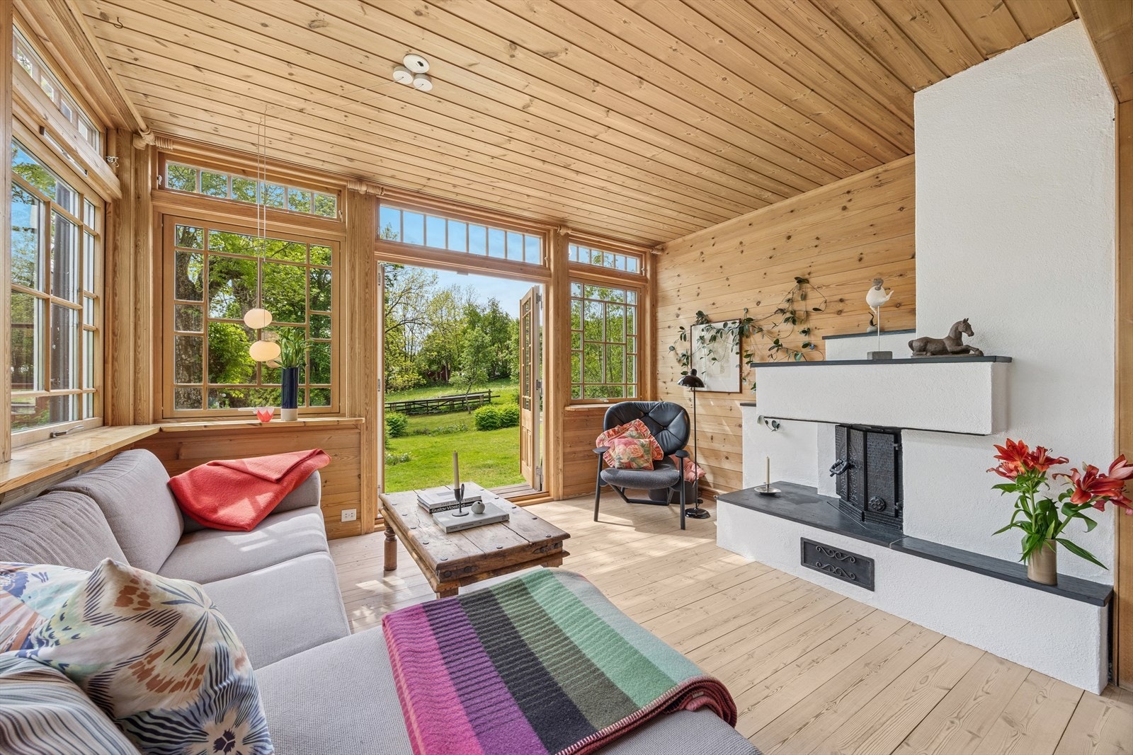 Sprossevinduer, dobbel terrassedør og stor vedpeis skaper både atmosfære og varme. Galleribilde