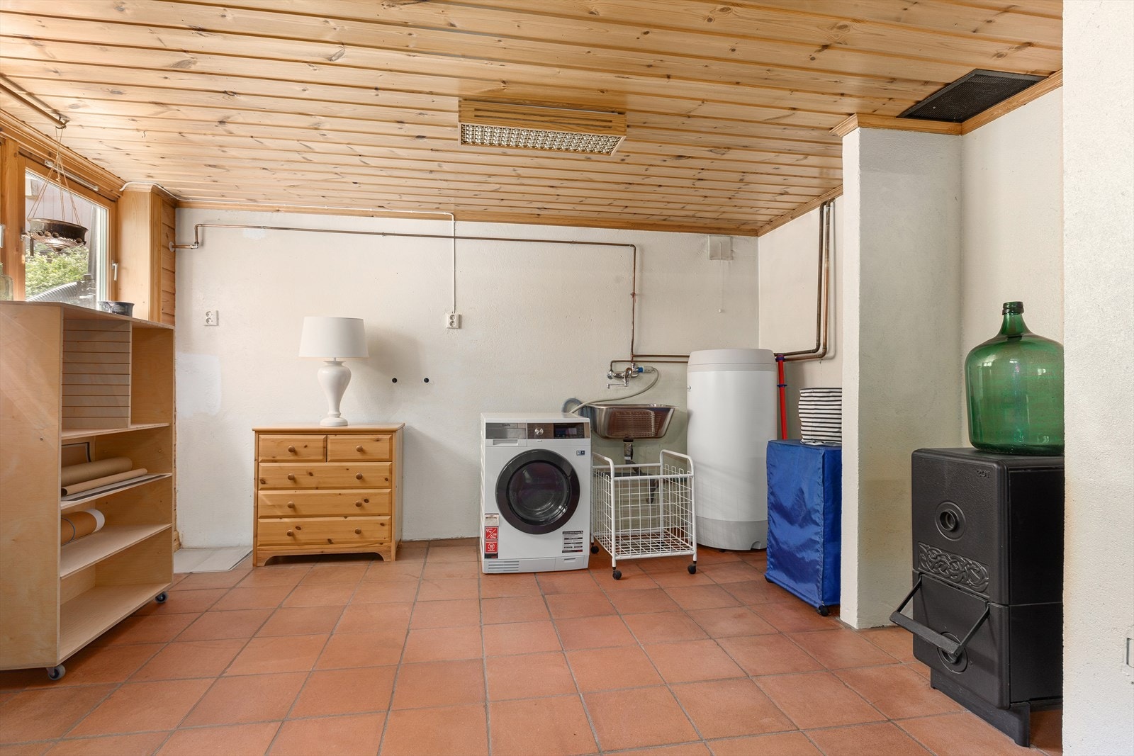 Etasjen har dør ut til hagen, og større vinduer i vaskesonen gir godt lys inn i etasjen. Galleribilde