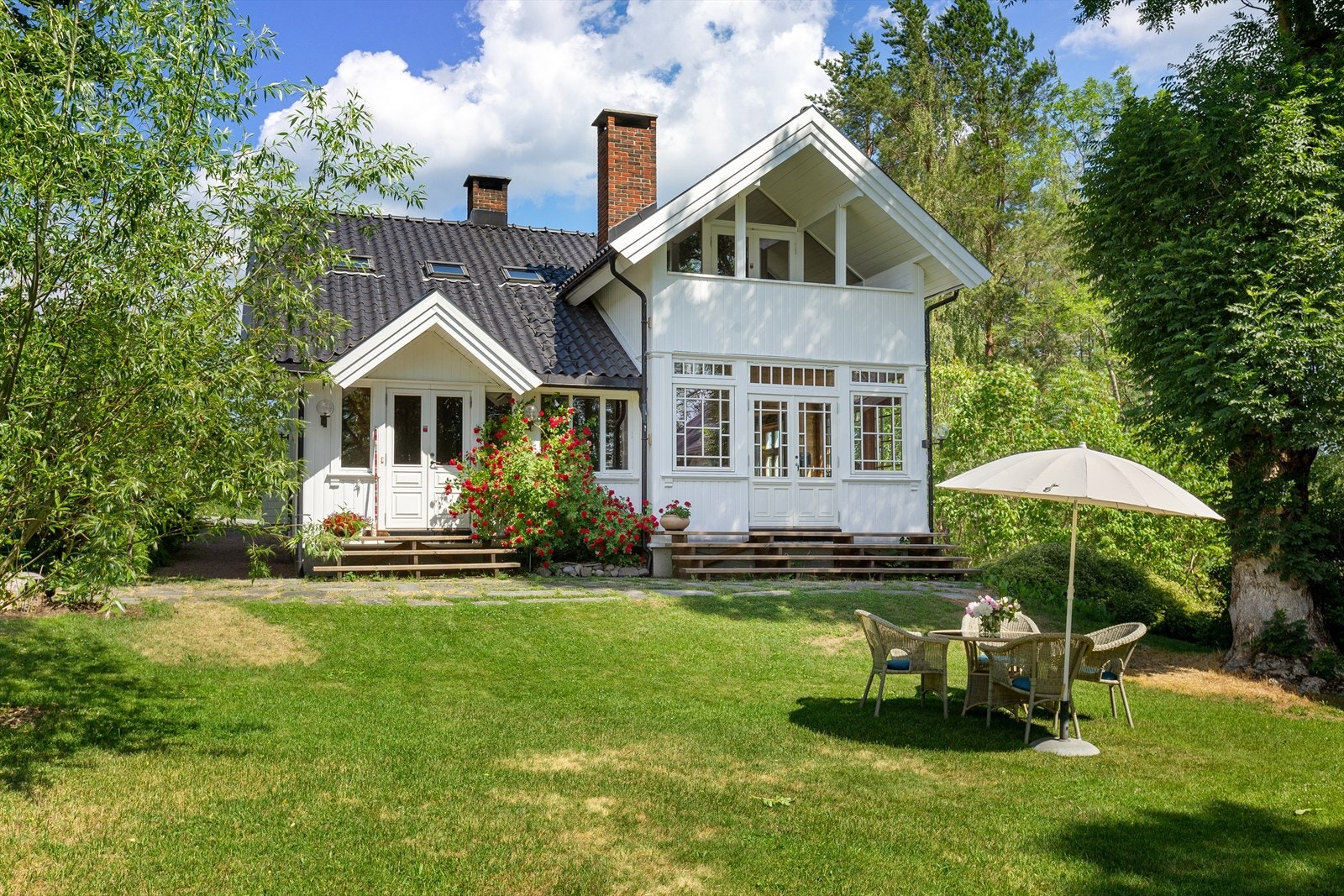 Hovedbygningen ble opprinnelig oppført tidlig på 1900-tallet og ble i 1975 registrert i SEFRAK-registeret. Boligen ble senere revet og bygget opp på nytt i 1984. Det var arkitekt Vera og Øyvind Sogne-Møller som tegnet huset Galleribilde