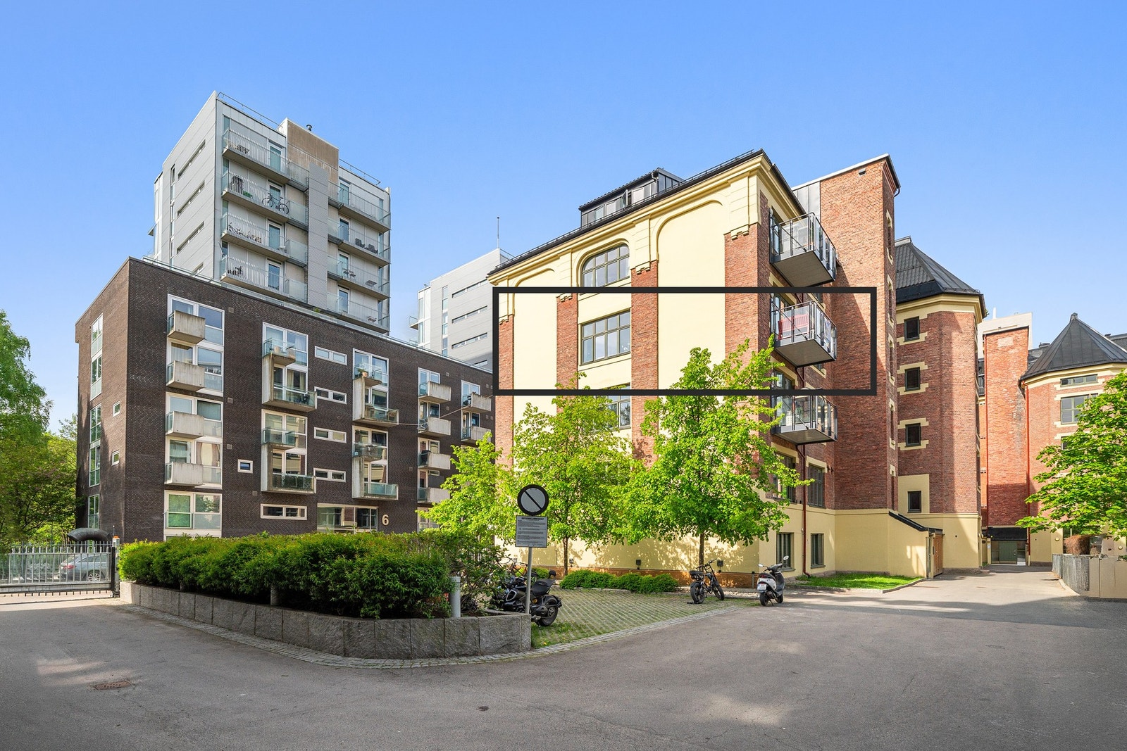 Tidligere Holms hattefabrikk, Darres gate 20, 22 og 24. Nydelig bevart fasade i teglstein. Hjørneleilighet med lys fra tre himmelretninger. Galleribilde