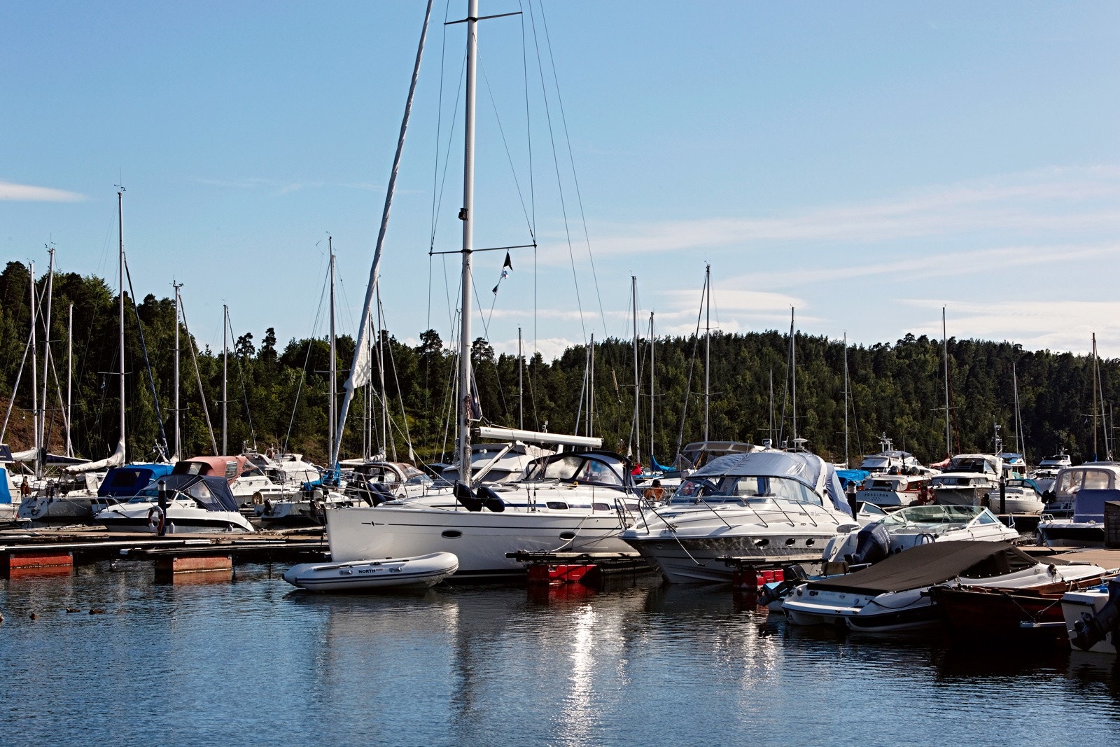 Skøyen er i rivende utvikling og skal transformeres til en moderne og levende fjordbydel. Det planlegges ny strandpromenade, torg, over 30 dekar grøntarealer, samt ny skole, flerbrukshall, boliger mm. Galleribilde