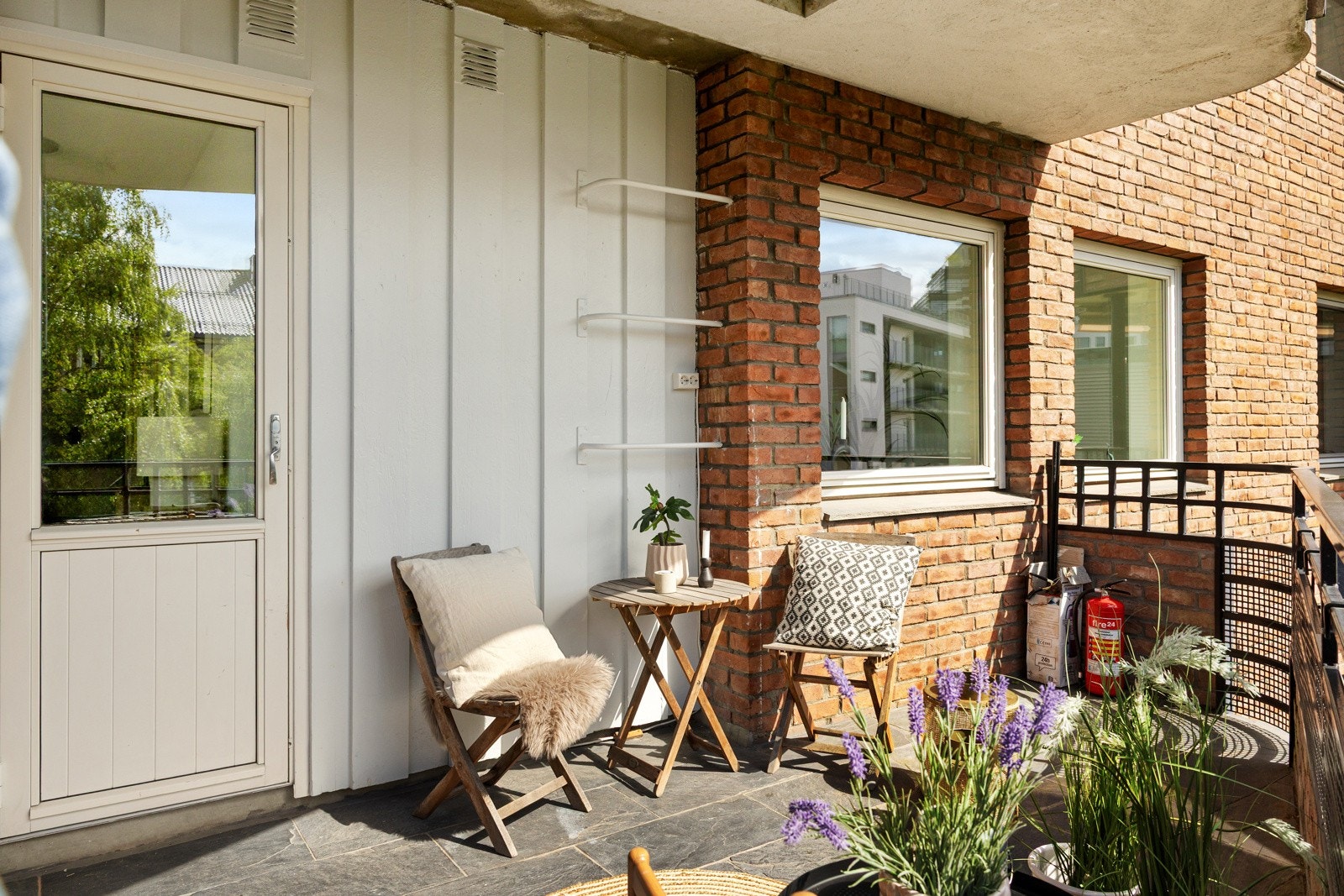 Balkongen blir en naturlig forlengelse av stuen på sommerstid Galleribilde