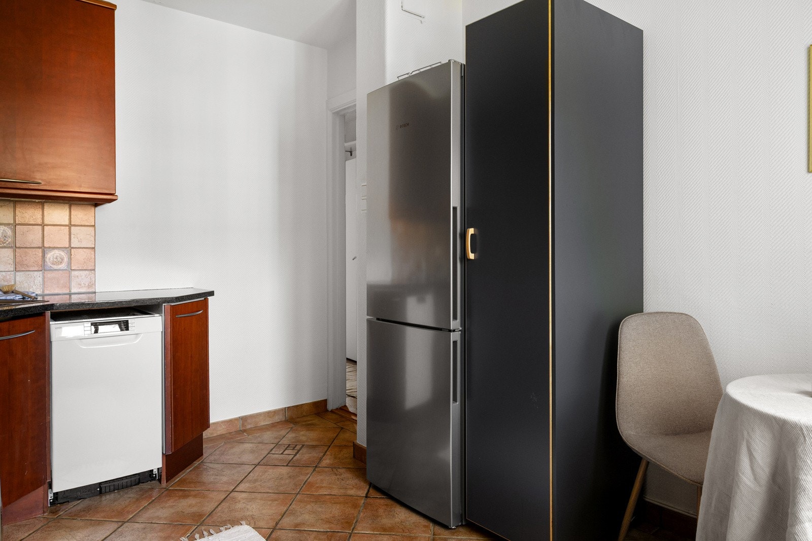 Integrert stekeovn og platetopp fra Electrolux samt avtrekksvifte i overskap. Opplegg for vaskemaskin og oppvaskmaskin samt frittstående kjøl/frys. Kjøkkenet har mekanisk avtrekk Galleribilde