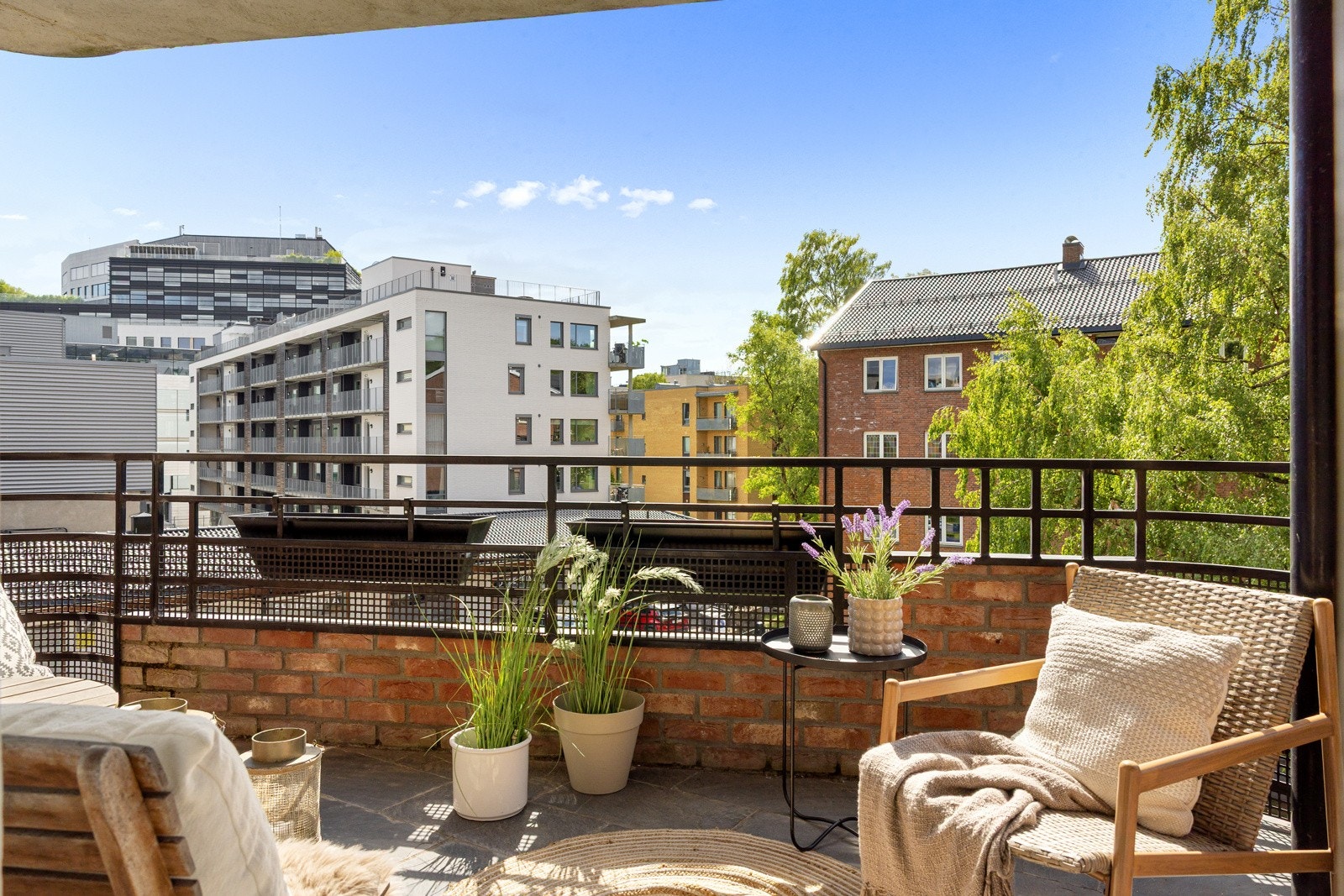 Utgang til sydvest-vendt balkong på ca. 8,4 kvm fra stuen Galleribilde