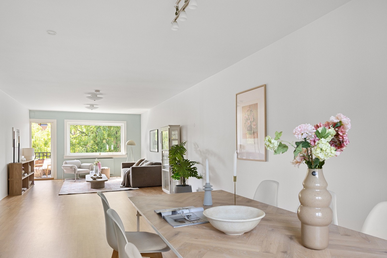 Lys og romslig stue, med rikelig lysinnslipp via store vindusflater fra begge sider av rommet Galleribilde