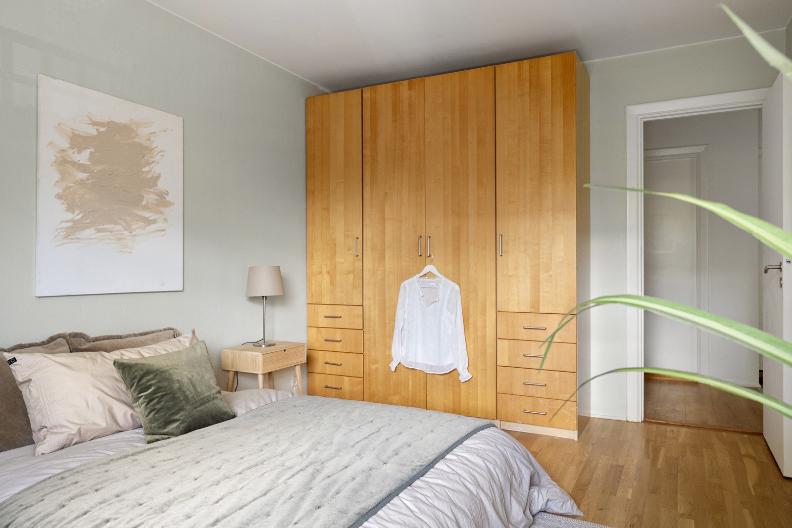 Romslige garderobeskap på hovedsoverom Galleribilde