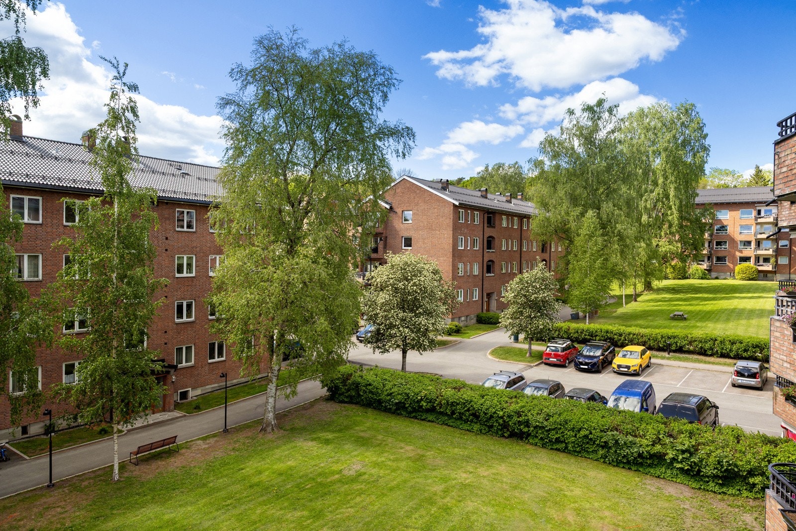 Nydelig utsyn mot opparbeidede grøntarealer fra balkongen Galleribilde