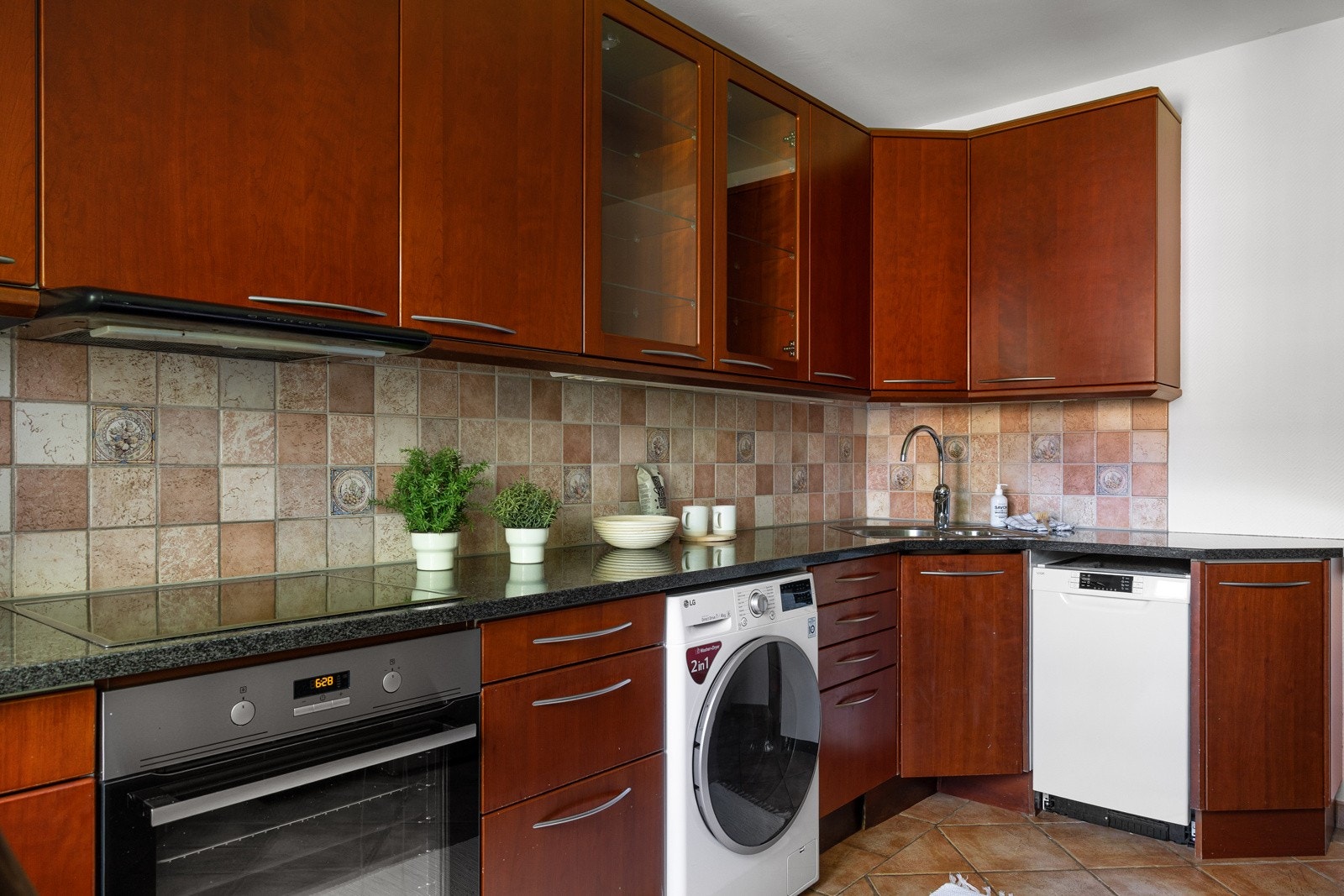 Benkeplate i stein med nedfelt stålkum og ett-greps armatur i krom Galleribilde