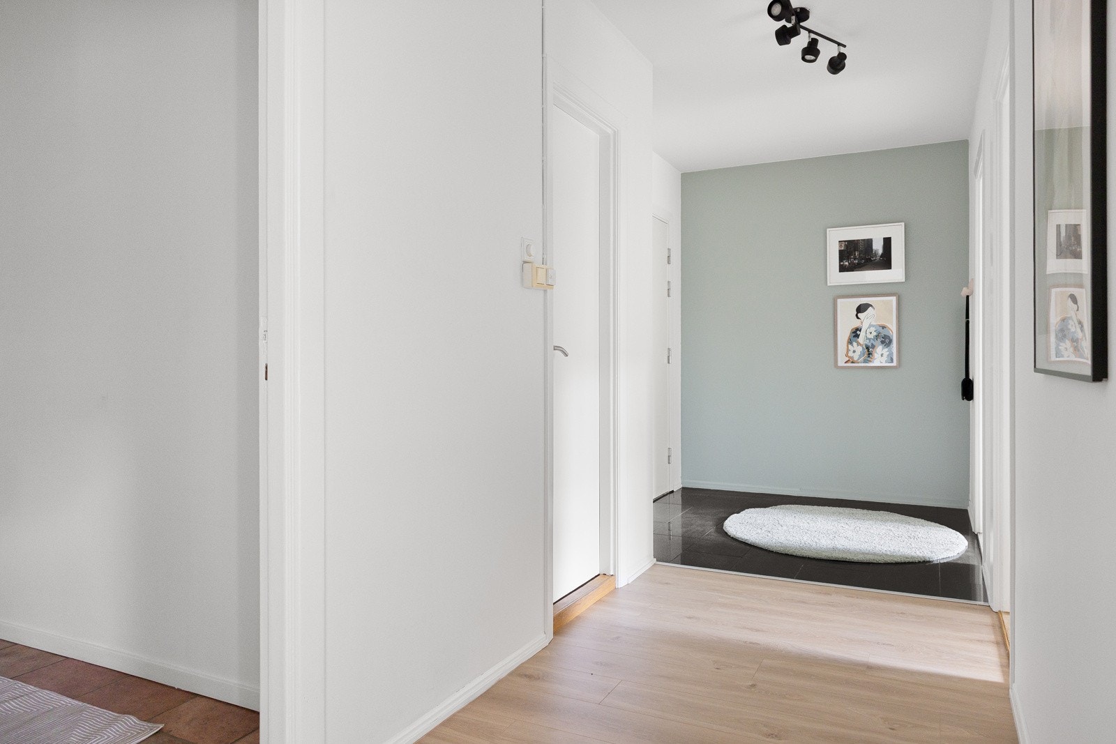 Entré med god plass til oppbevaring av sko og yttertøy. Praktiske fliser på gulv. Det er felles dørcallinganlegg Galleribilde