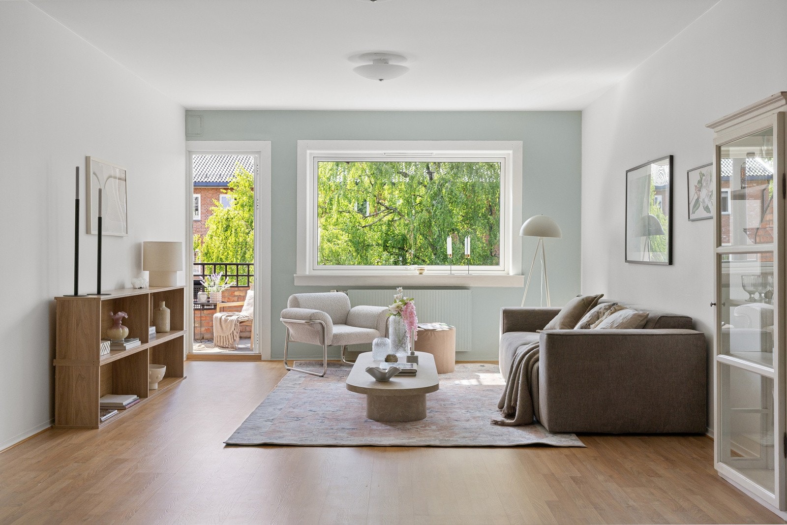 Lys og gjennomgående 4-roms med utgang til solrik balkong vendt mot grøntområde Galleribilde