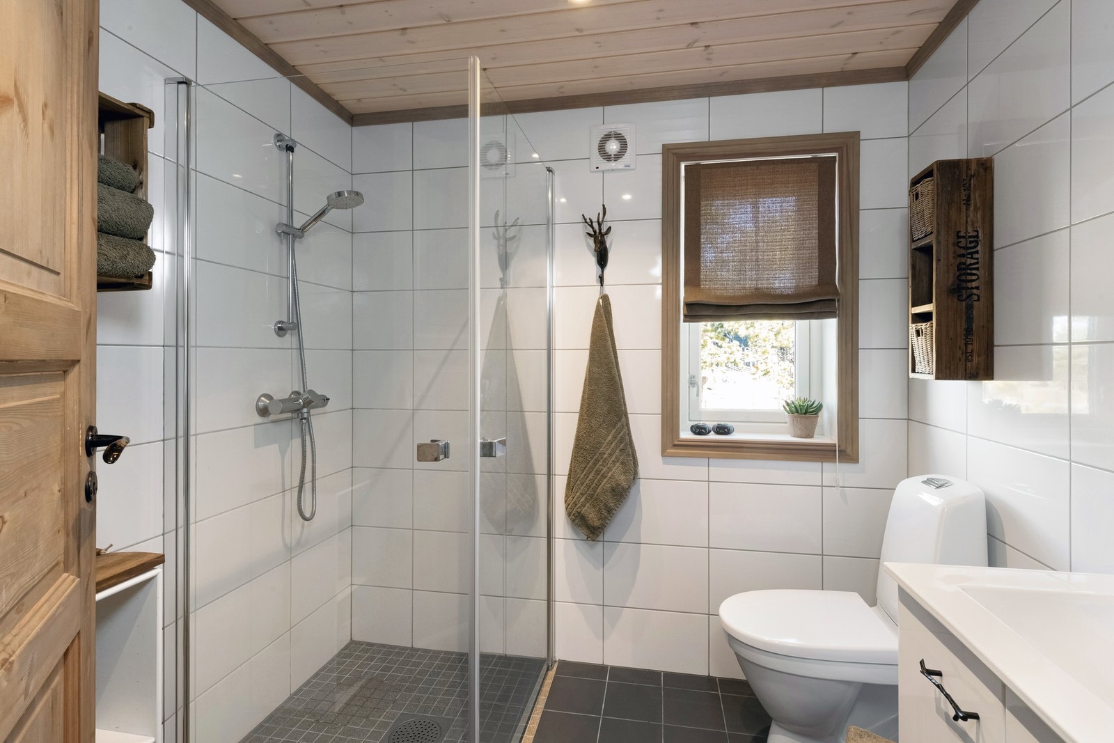 Romslig bad med fliser på gulv og vegger. Galleribilde