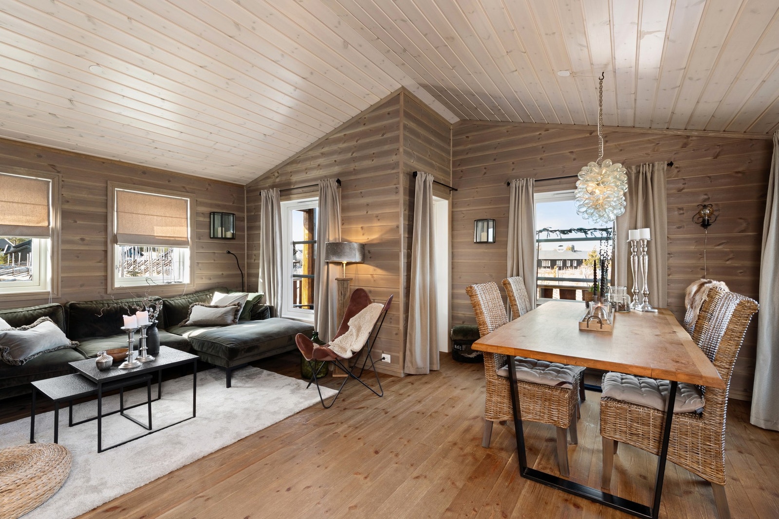 De store vinduene slipper inn rikelig med lys. Galleribilde