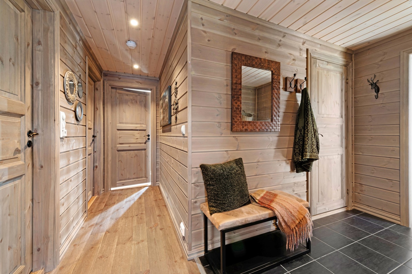 Videre inn til soverommene og badet. I entreen er det også en innvendig bod. Galleribilde