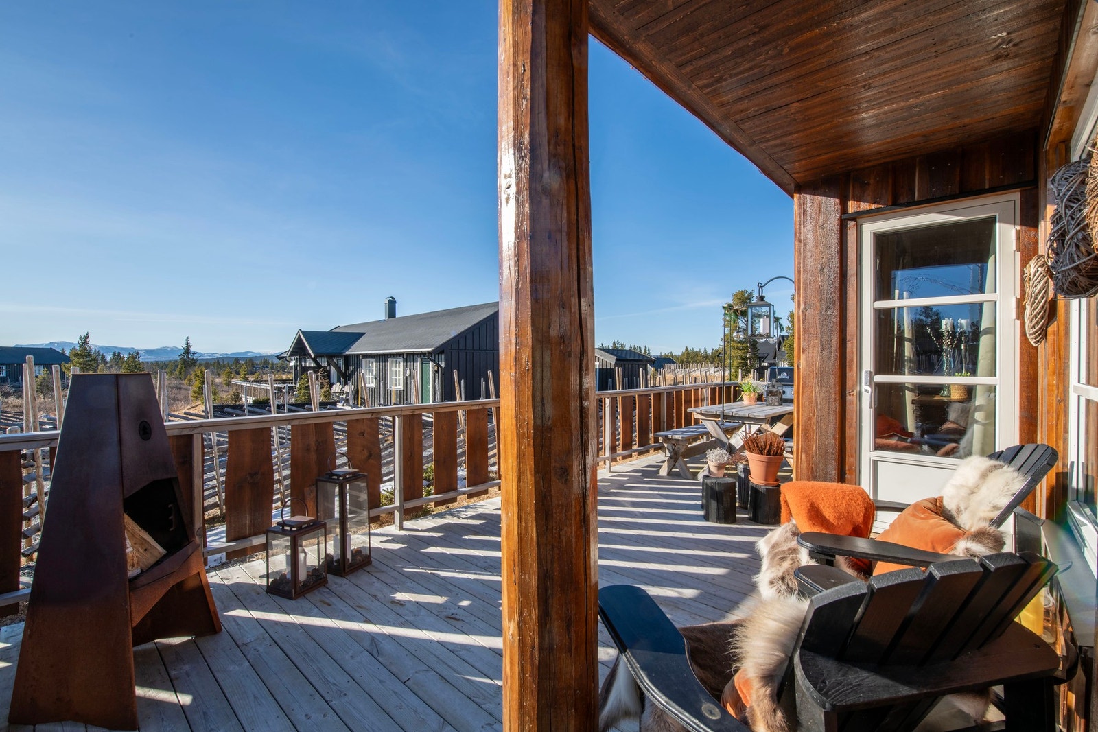 Overbygg over deler av terrasse på fremsiden. Galleribilde