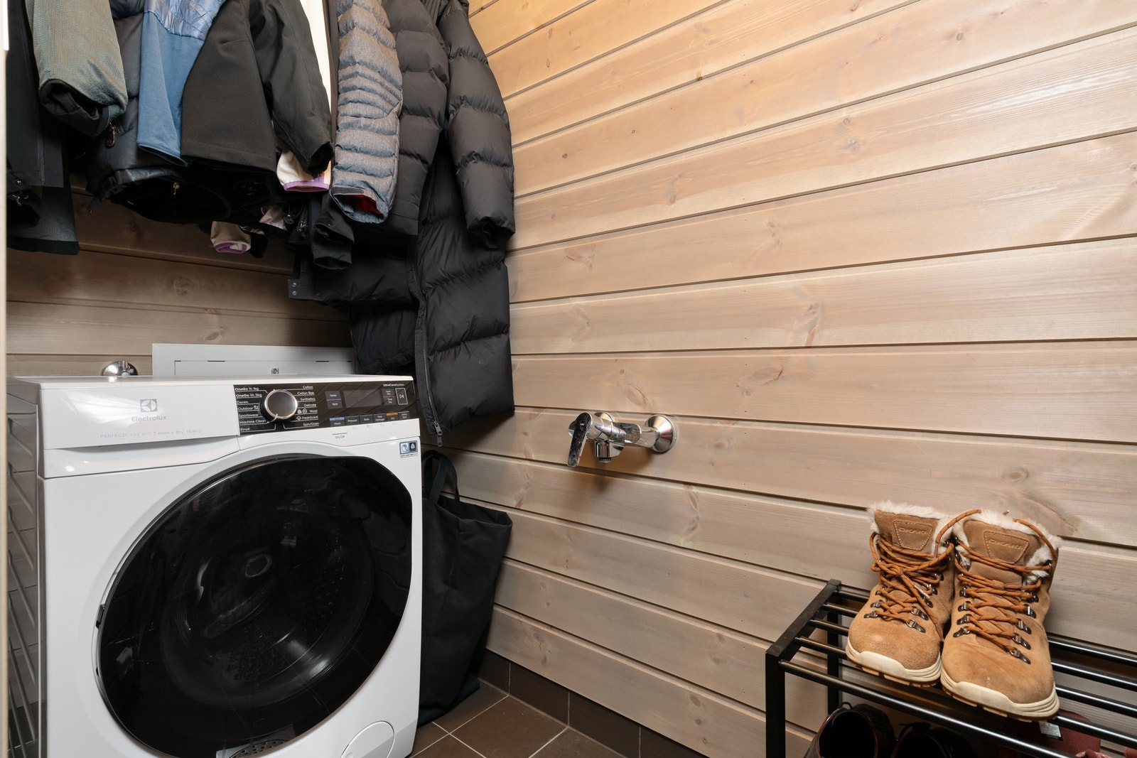 Bod med fliser, vannkran, opplegg for vaskemaskin, sluk i gulv og god plass for garderobe. Galleribilde